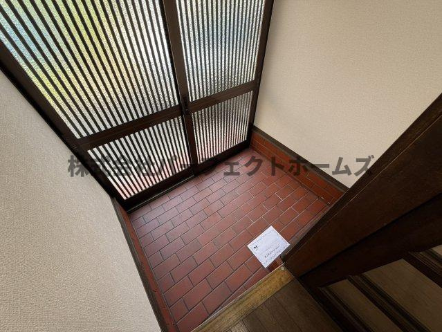 桜丘町戸建　賃貸の玄関|明るい玄関です