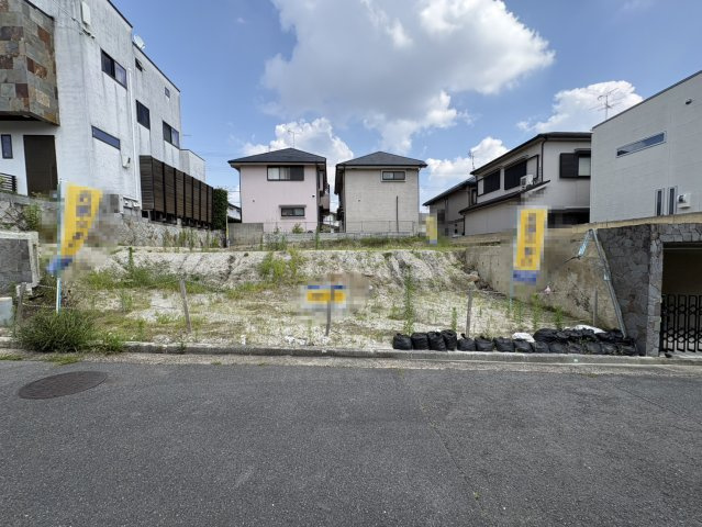 高槻市真上町5丁目土地（A区画）の前面道路含む現地写真
