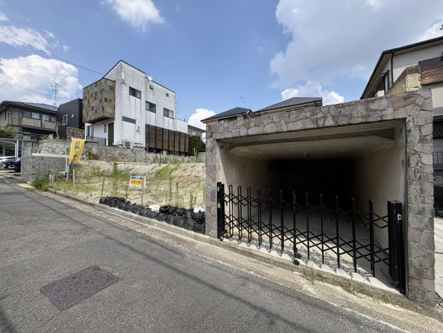 高槻市真上町5丁目土地（A区画）の前面道路含む現地写真