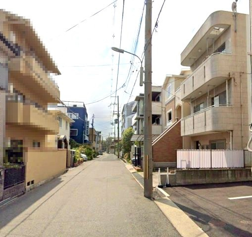 御影石町2丁目の前面道路含む現地写真|前道は陽当たり・風通しが良い幅員6ｍ
