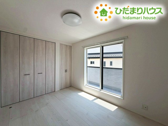 いわき市久之浜町久之浜字東町　新築戸建の洋室|バルコニーに面している居室なので、自然と光が差し込みます。