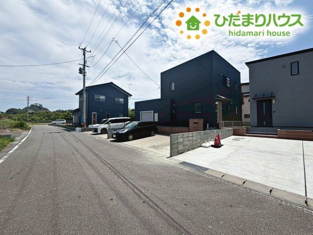 いわき市久之浜町久之浜字東町　新築戸建の前面道路含む現地写真|時間がない時もらくらくと車の出し入れができる並列駐車場を完備！！