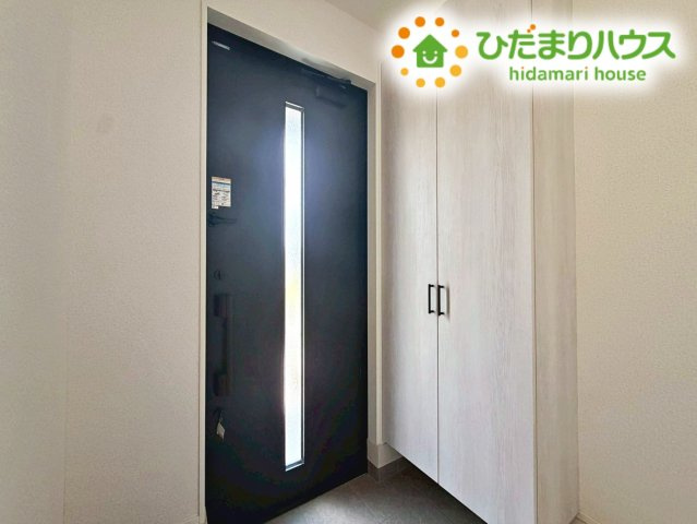 いわき市久之浜町久之浜字東町　新築戸建の玄関|小窓が付いているドアなので明るいスペースになっています♪