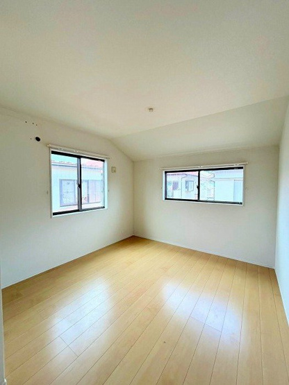 【洋室】 | アトムセレクト船橋市咲が丘４丁目中古戸建て | 2階北側洋室 2面採光で日当たり良好