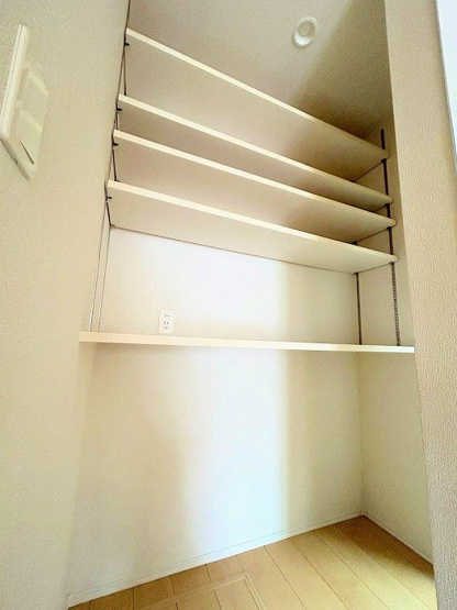 【収納】 | アトムセレクト船橋市咲が丘４丁目中古戸建て | キッチン横にある棚付きの収納 大変便利です