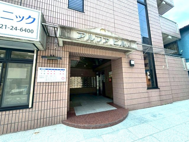 アルファビルのエントランス