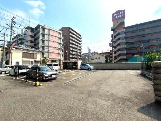 アルファビルの駐車場