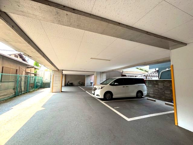 アルファビルの駐車場