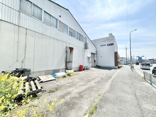 売工場　泉佐野市日根野の外観|2階建てのしっかりとした工場・倉庫スペース！作業場や荷物の保管など、事業に合わせて幅広く使えます。