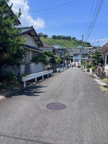 佐伯区城山2丁目中古住宅の前面道路含む現地写真