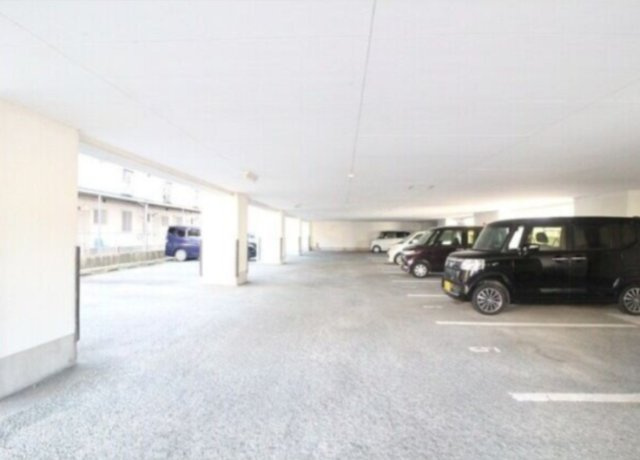 本多ハイツ長門石の駐車場