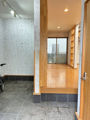 『鴻巣駅』東口10分。アトリエのある中古戸建の玄関|2026年6月26日 15時ごろ撮影。アトリエ側の玄関です。
