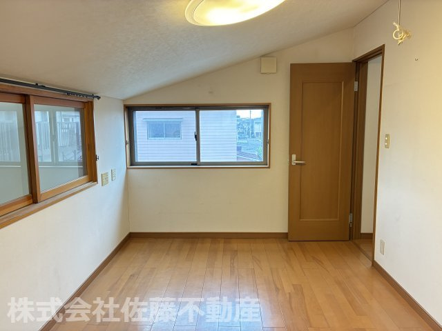 『鴻巣駅』東口10分。アトリエのある中古戸建の洋室|2026年6月26日 15時ごろ撮影。2階東側洋室です。