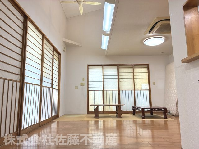 『鴻巣駅』東口10分。アトリエのある中古戸建の居間・リビング|2026年6月26日 15時ごろ撮影。建物東側のリビング・ダイニングです。