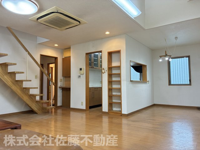 『鴻巣駅』東口10分。アトリエのある中古戸建の居間・リビング|2026年6月26日 15時ごろ撮影。建物東側のリビング・ダイニングです。