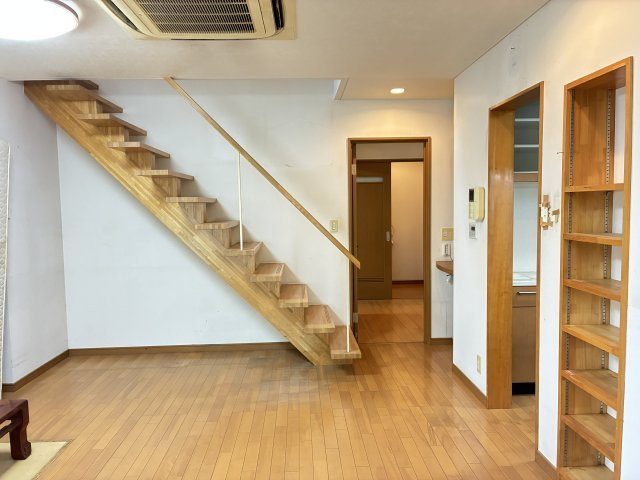 『鴻巣駅』東口10分。アトリエのある中古戸建の居間・リビング|2026年6月26日 15時ごろ撮影。建物東側のリビング・ダイニングの階段です。