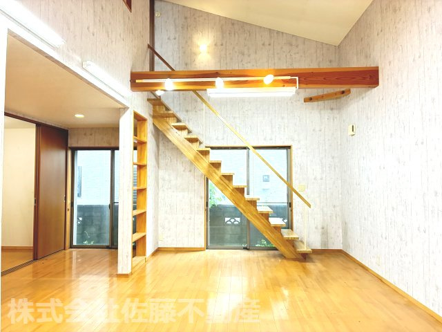 『鴻巣駅』東口10分。アトリエのある中古戸建の洋室|2026年6月26日 15時ごろ撮影。1階西側の洋室（アトリエ）です。