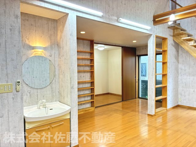 『鴻巣駅』東口10分。アトリエのある中古戸建の洋室|2026年6月26日 15時ごろ撮影。1階西側の洋室（アトリエ）です。