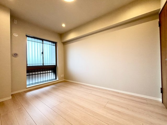 ライオンズステージ下高井戸の洋室|大きな窓からたっぷりと陽光が注がれる明るい居室。一日の疲れを癒し、時を忘れて過ごせる空間です！

現地ご見学希望・資料請求などお気軽にお問い合わせ下さい！
03-5990-5201