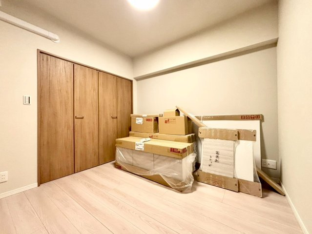 ライオンズステージ下高井戸の洋室|全居室収納付きですので、お部屋を有効的に使うことが出来ます！

現地ご見学希望・資料請求などお気軽にお問い合わせ下さい！
03-5990-5201
