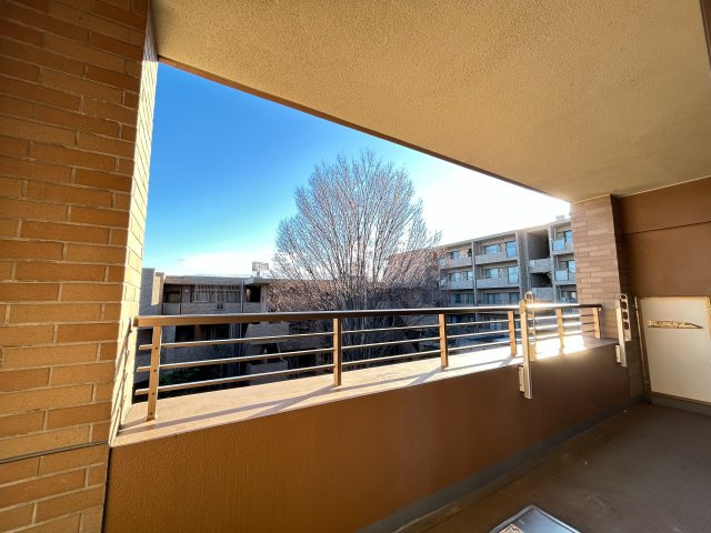 ライオンズステージ下高井戸のバルコニー|大きな空に包まれて、太陽の光をたっぷりと浴びながら過ごす毎日は、自然と家族の笑顔で溢れます。

現地ご見学希望・資料請求などお気軽にお問い合わせ下さい！
03-5990-5201