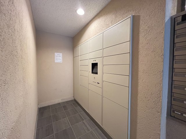 ライオンズステージ下高井戸の設備|留守にしていても荷物が受け取れる宅配ボックス。再配達のストレスがありません！

現地ご見学希望・資料請求などお気軽にお問い合わせ下さい！
03-5990-5201