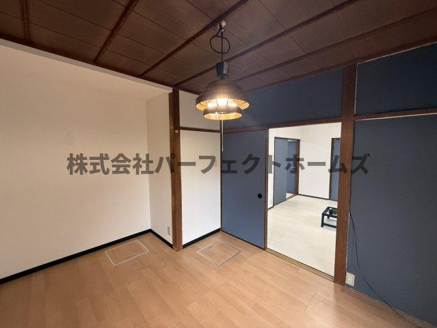 星丘3丁目戸建　賃貸の内装|明るい色調の室内です