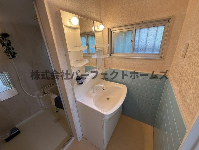 星丘3丁目戸建　賃貸の独立洗面台|独立洗面台、小物を置くことができて便利です
