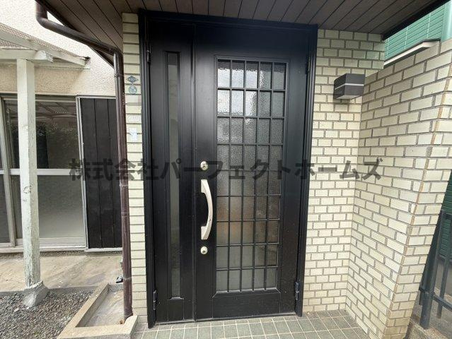 星丘3丁目戸建　賃貸の玄関|収納もある玄関です
