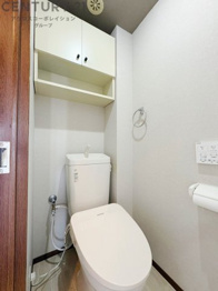 温水洗浄便座付トイレは温水洗浄機能により、暖かい水でおしりを洗浄することができ、冷たい水を使う従来の便座に比べ、温水洗浄機能で暖かいトイレを提供し、快適な使用を可能にします。