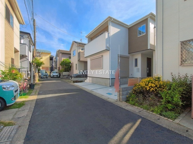 草加市稲荷6丁目 新築分譲住宅の前面道路含む現地写真