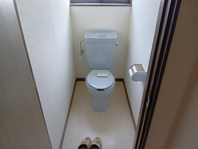 売中古戸建　富士市中丸のトイレ|トイレが各階にあります。忙しい朝や、ファミリー世帯は助かりますね。