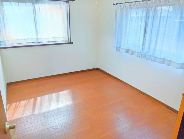 売中古戸建　富士市中丸の洋室|二面採光なので日差しがたっぷり入ります。また風通しが良く解放感もあります。