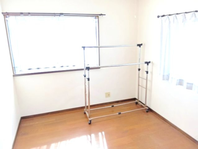 売中古戸建　富士市中丸の洋室|窓から入るたっぷりの日差しが嬉しいですね。寝室や子供部屋におすすめの洋室になっています。
