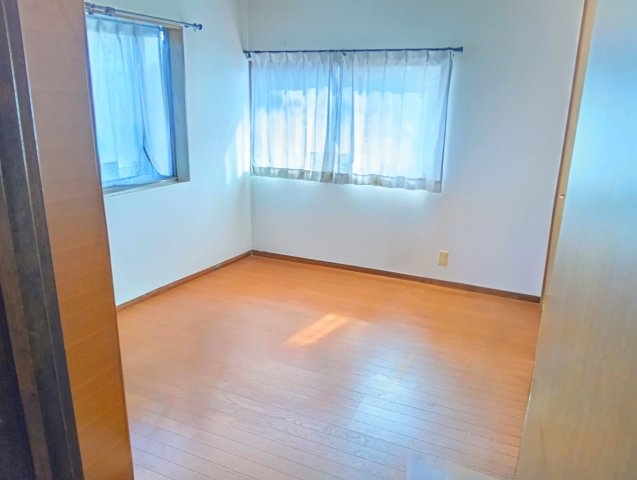 売中古戸建　富士市中丸の洋室|明るい空間でのびのびと生活できます。一日の疲れを癒すプライベート空間になりますね。