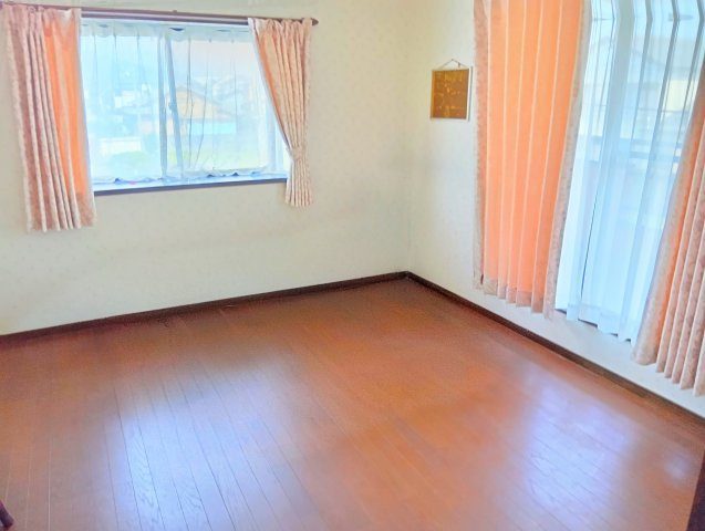 売中古戸建　富士市中丸の洋室|窓が多く明るい室内となっています。好きなカーテンを選んで自分だけの空間作りが楽しめます。