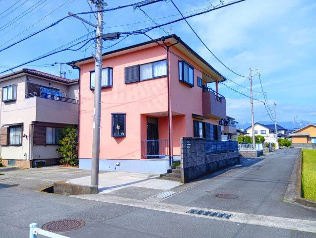 売中古戸建　富士市中丸の外観|駐車スペース3台分を確保しています。来客時にも便利です。