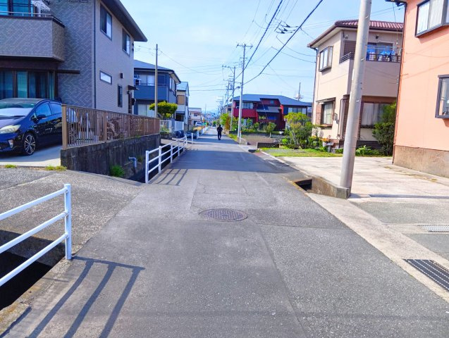 売中古戸建　富士市中丸の前面道路含む現地写真|角地なので風通しが良く解放感があります。南側が道路に接しているので陽当たり良好です。