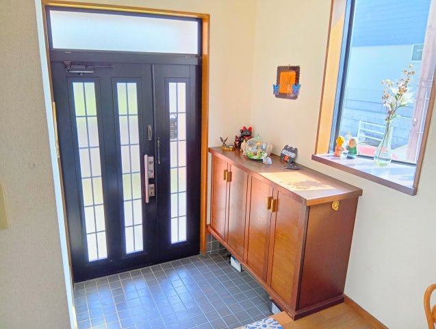 売中古戸建　富士市中丸の玄関|備え付けのシューズボックスがあるので収納がたっぷりあります。靴をしまって玄関をすっきりと使えます。