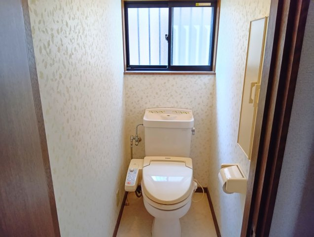 売中古戸建　富士市中丸のトイレ|トイレには窓があり明るい室内です。コンパクトな設計で空間を広く感じさせるデザインになっています。