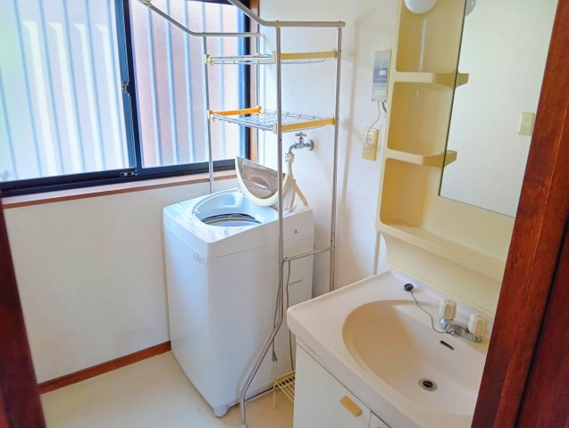 売中古戸建　富士市中丸の独立洗面台|窓があるので明るい室内です。独立洗面台があるので収納スペースも多くあります。