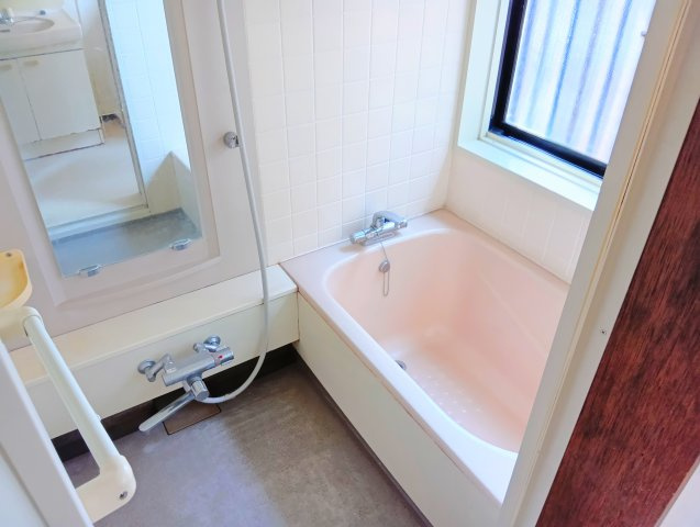 売中古戸建　富士市中丸の独立洗面台|毎日のバスタイムが楽しみになる空間です。備え付けの台があるのでシャンプーを置いたり出来て便利です。