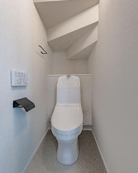 小佐井Ｓ新築のトイレ|シンプルで落ち着いたトイレ空間です。温水洗浄便座付きで快適に利用できます。