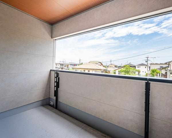 小佐井Ｓ新築のバルコニー|バルコニーは開放感があり、日当たりの良い空間です。屋根付きのため天候を気にせず使える点も便利です！