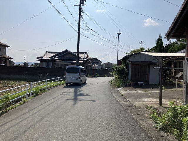 松阪市舞出町 中古戸建の前面道路含む現地写真