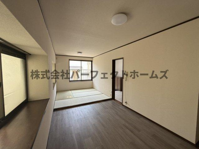 養父丘2丁目戸建　賃貸の居間・リビング|こちらのリビングで趣味の時間をお楽しみください