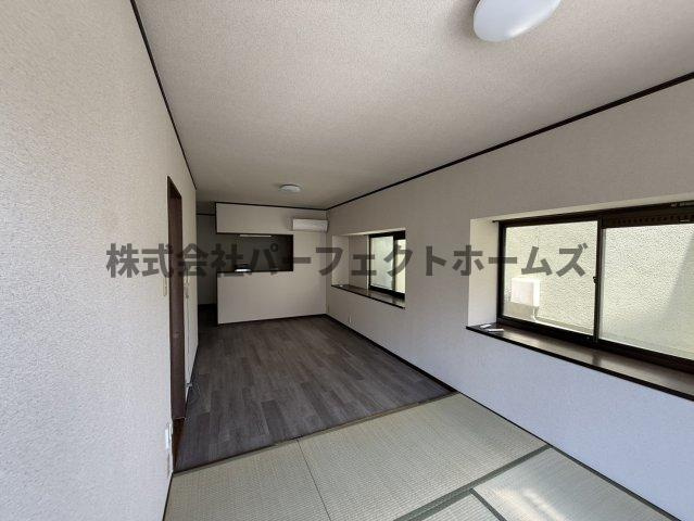 養父丘2丁目戸建　賃貸の居間・リビング|こちらのリビングで趣味の時間をお楽しみください