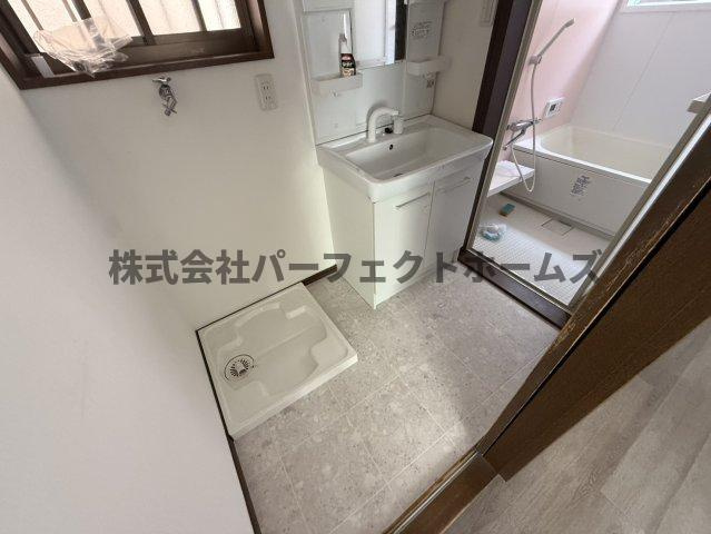 養父丘2丁目戸建　賃貸の洗面所|明るい洗面所です