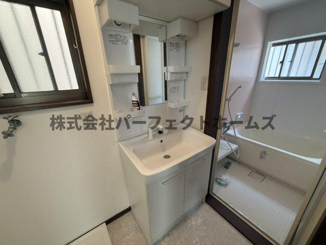 養父丘2丁目戸建　賃貸の独立洗面台|独立洗面台、小物を置くことができて便利です