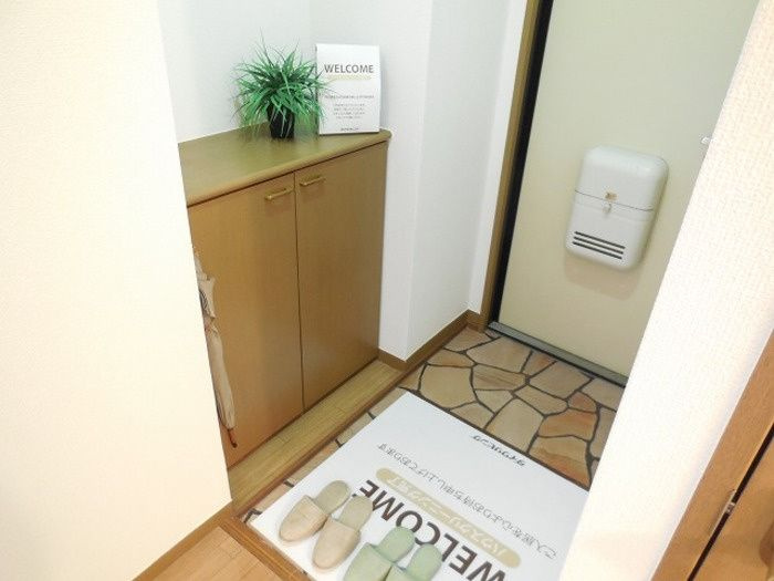日の出第一秋新ハイツの玄関